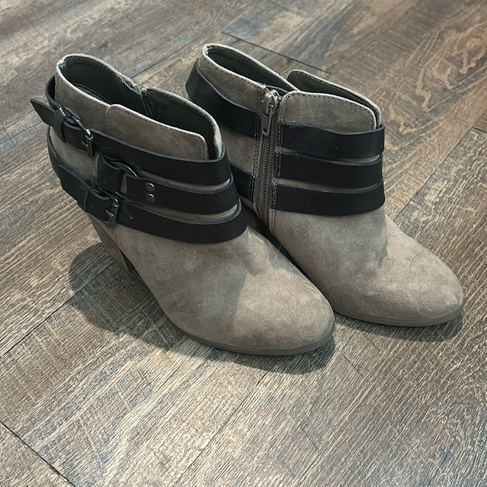 Carlos Santana Hollie Taupe Suede Chunky 3.75" Heel Strappy Ankle Boots sz 6